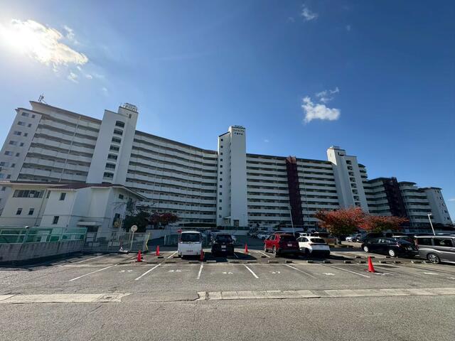 現地（外観）／総戸数２６０戸の大規模マンション。敷地内はゆとりある配置で開／撮影日2026-02-04