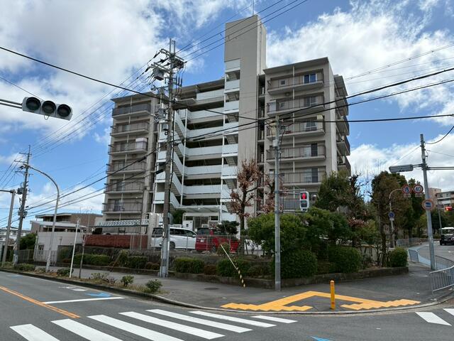 現地（外観）／角地に建つ開放感あるマンション。周辺はゆとりある街並みで、歩／撮影日2026-03-14