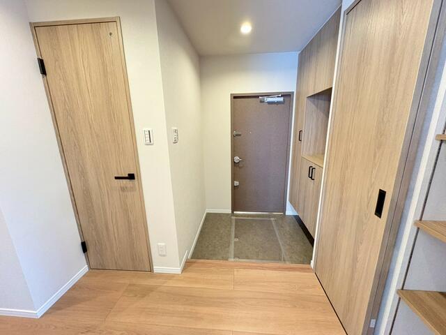 玄関／ゆとりある玄関ホールはすっきりとした印象で、住まいの第一印象／撮影日2026-03-14