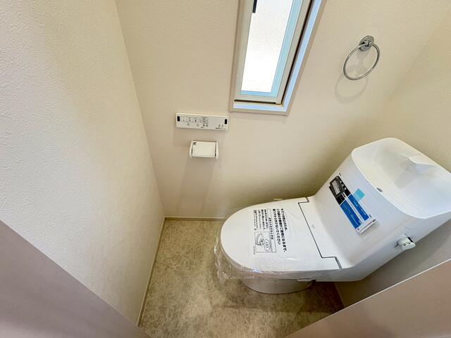 トイレ／清潔感のあるトイレスペースは小窓付きで自然光が入り、明るい雰／撮影日2026-03-17