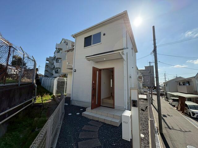 現地（外観）／白を基調とした外観が街並みに調和する戸建住宅。玄関前にはゆと／撮影日2026-03-17
