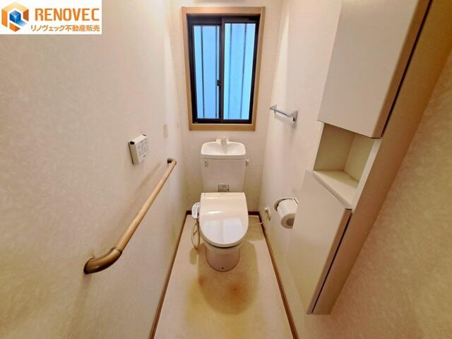 トイレ／◆快適で清潔な温水洗浄便座　◆壁面には収納があり、トイレ用品