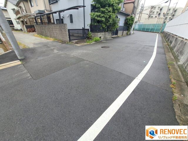 ◆現地傍の道路です　◆きれいに舗装されているので、自転車等の