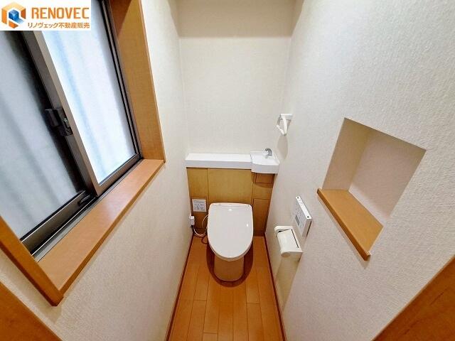 トイレ／◆快適で清潔な温水洗浄便座　◆壁にはちょっとした小物置場