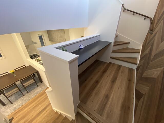 階段の途中はスキップフロア／造作デスクで親はＰＣ作業、お子さ／撮影日2025-10-17