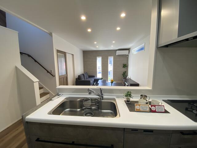 キッチン／この眺めがお気に入り／配膳や片づけもみんなで協力してやりやす／撮影日2025-10-17