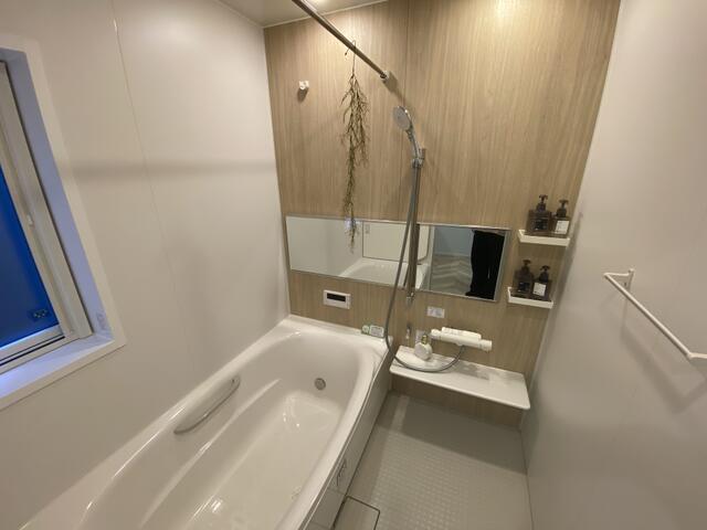 浴室／お掃除が楽なシステムバスルーム。浴室暖房乾燥機が便利です／撮影日2025-10-17