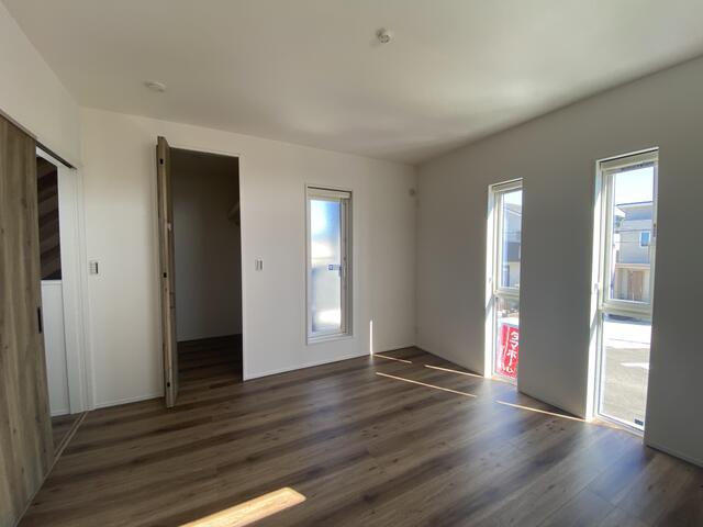 リビング以外の居室／左手のドアは約２帖のウォークインクローゼット／撮影日2025-10-17