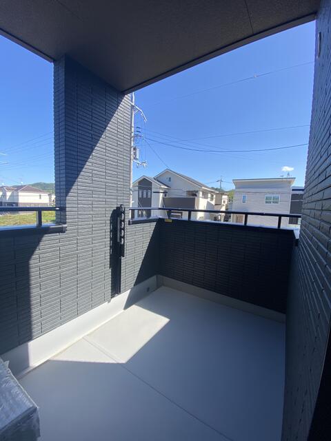 バルコニー／屋根のあるバルコニーなので、急な雨も心配いらず／撮影日2025-10-17