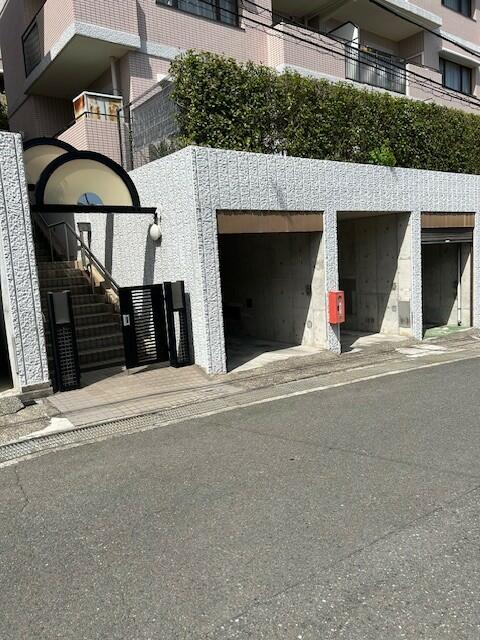 共用部エントランス／マンションのアプローチは落ち着いた雰囲気で