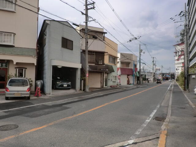 現地（外観）／前面道路幅は１０メートル／撮影日2025-10-02