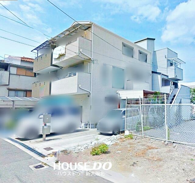 現地（駐車場）／■駐車スペースに奥行きがあるため、車種によっては３台駐車する