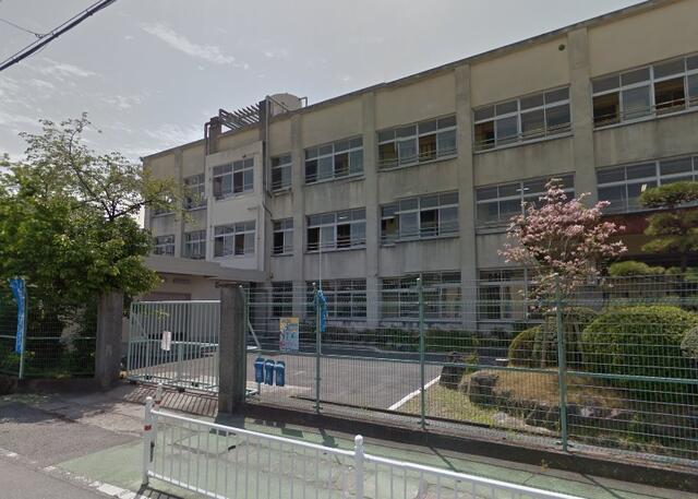 藤井寺市立藤井寺中学校 (464m)