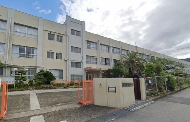 河南町立近つ飛鳥小学校 (943m)