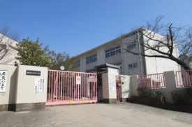 泉佐野市立末広小学校 (820m)