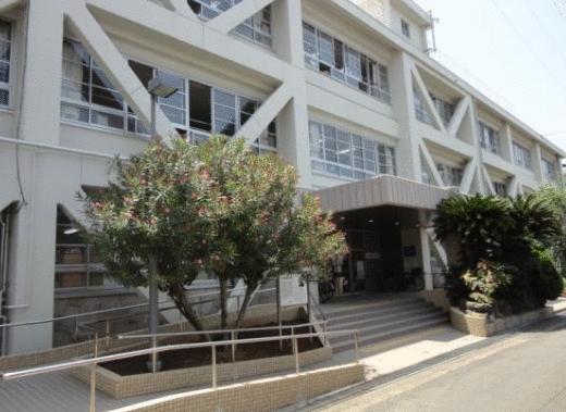 貝塚市立北小学校 (307m)