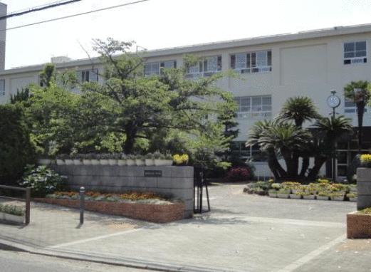 貝塚市立第一中学校 (945m)