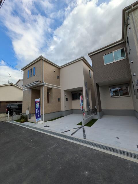 現地（外観）／右側は２号棟です。お互いが駐車しやすい様になっています。