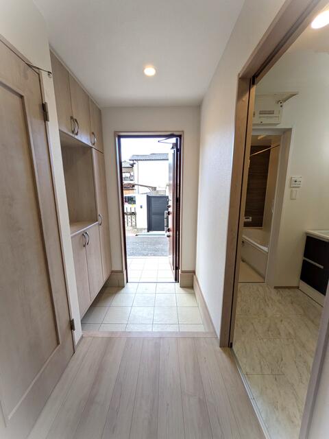 玄関／玄関ホール！収納も大きく、便利です！