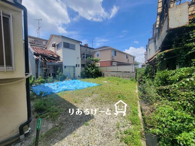 現地（外観）／閑静な住宅街に位置しており、周囲に高い建物はなく、解放感のあ