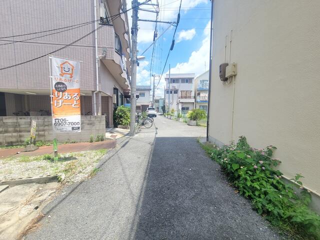 現地（外観）／車の通り抜けの少ない静かな道になっており、車の入出庫も容易に