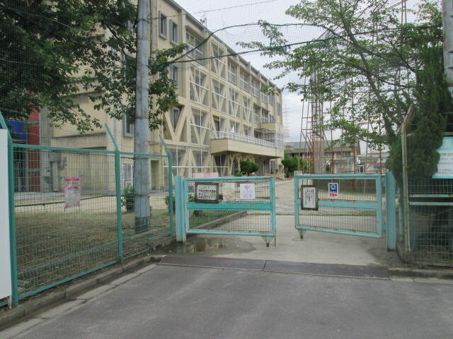 門真市立第七中学校 (923m)