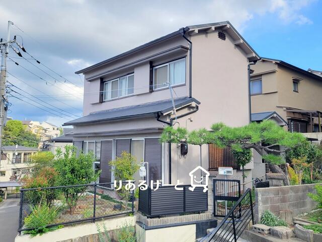 現地（外観）／小学校が近く、小さなお子さまでも安心ですね！