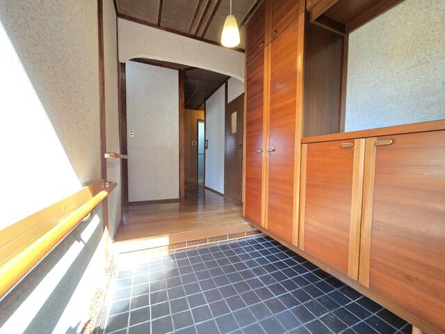 リビング以外の居室／広い玄関はお家のゆとりを感じます