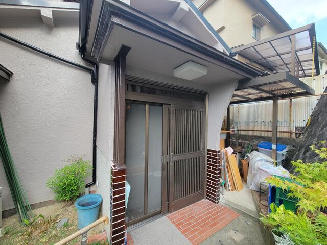 玄関／スライド式の玄関ドア！小さなお子様でもスムーズに出入りができ