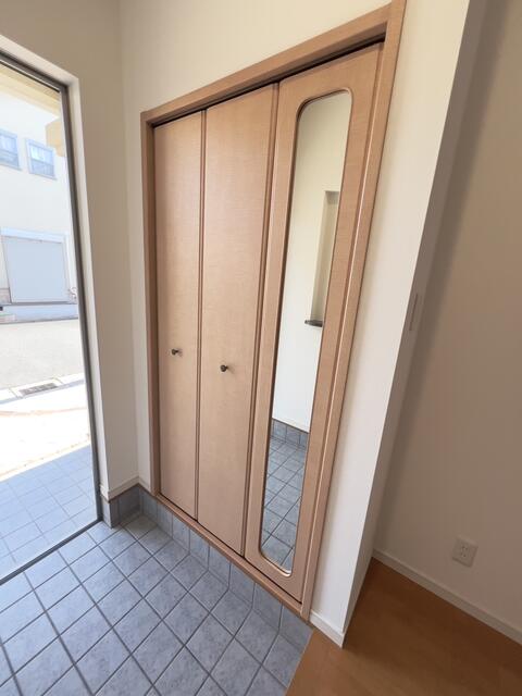 玄関／大きな玄関収納があるので家族の靴をたっぷり収納できます