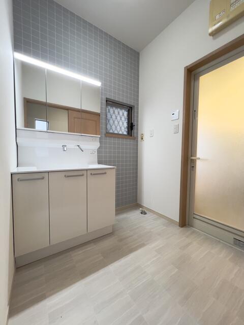 洗面台・洗面所／大き目の洗面化粧台なので朝の用意も楽々