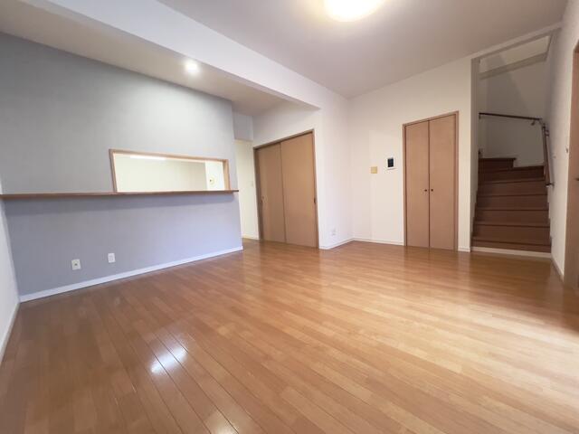 リビング／便利なカウンターキッチン。リビング階段でそのまま２階へ