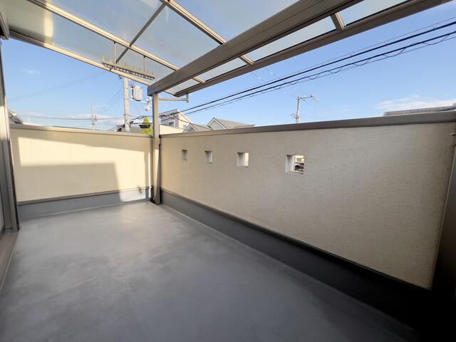 バルコニー／広いバルコニーにテラス屋根が付いているので雨の日も安心