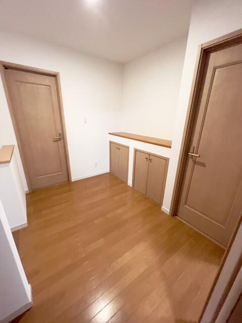 リビング以外の居室／階段を上がった２階のホールにはカウンターと収納が有ります