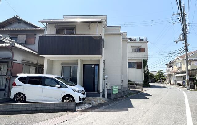 現地（外観）／シンプルで綺麗な外観、角地に有り陽当たり風通しも良好ですよ