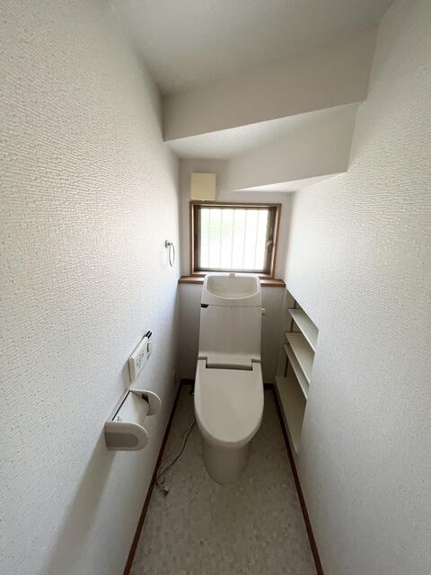 トイレ／階段下を有効活用したトイレとなります