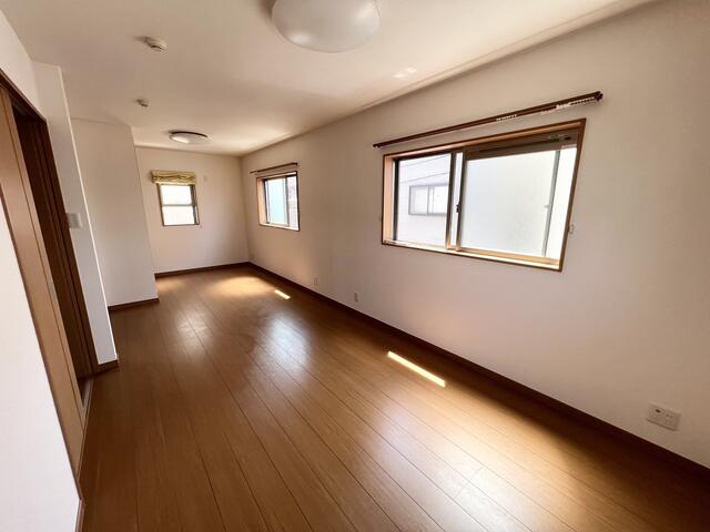 リビング以外の居室／２階の大きな洋室は将来区切ることも可能で４ＬＤＫに変更可能で