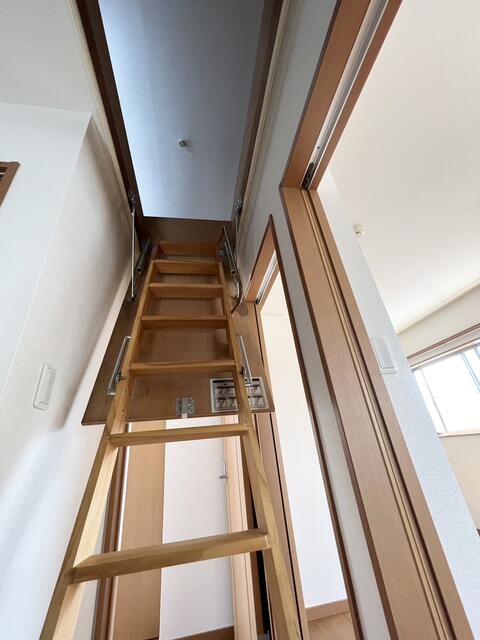 その他設備／屋根裏収納へ上がる梯子となります。