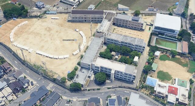 金岡南小学校 (240m)