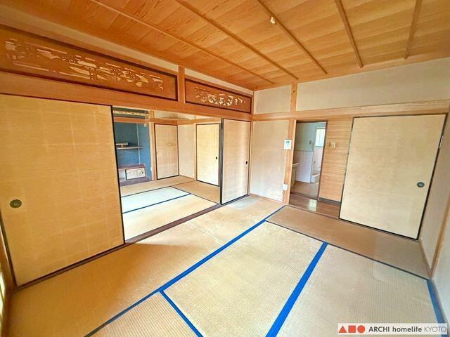 リビング以外の居室／押入のある6帖和室を別角度から撮影。