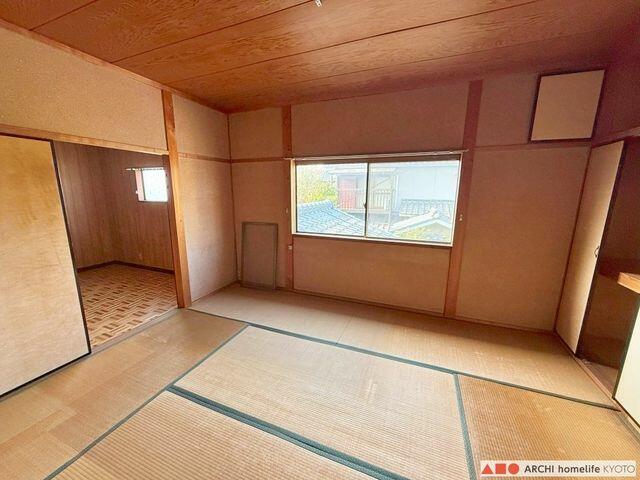 リビング以外の居室／2Fの6帖和室。押入あり！隣接する6帖洋室とも繋がっています