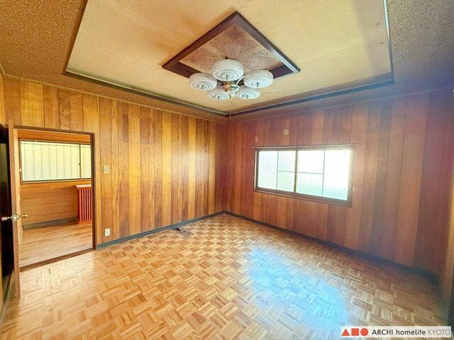 リビング以外の居室／1F8帖洋室です。南面、東面に窓があるので、こちらのお部屋も