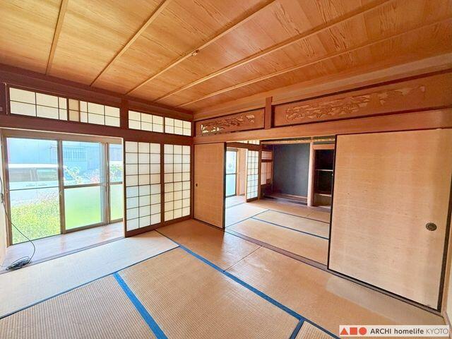 リビング以外の居室／押入のある6帖和室。縁側付きの南向きで、日中は暖かな陽射しが