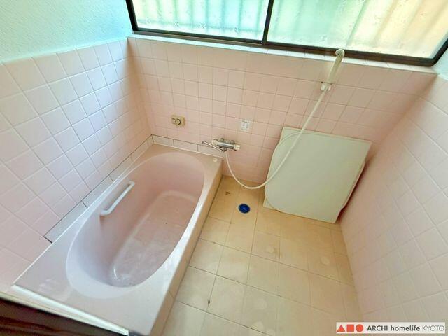 浴室／浴槽にお湯を溜めてゆっくりと入浴していただけます。窓もあるの