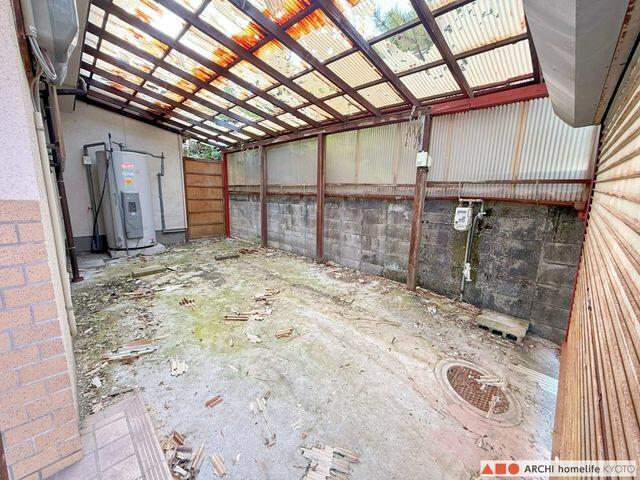 現地（駐車場）／車庫部分の写真。駐車は1台可。奥に電気温水器があります。