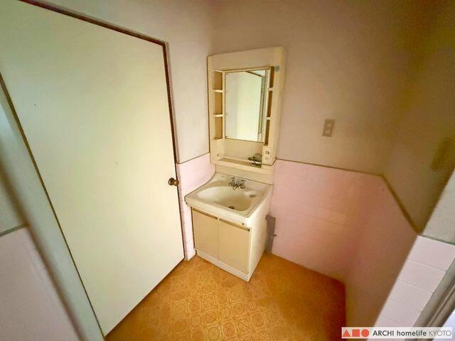 洗面台・洗面所／洗面室。ミラー横と台下に収納あり！