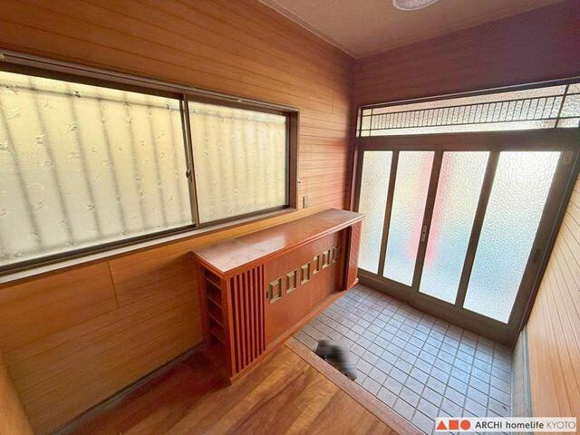 玄関／玄関入って左手に下駄箱があります。東面の玄関引き戸からたっぷ