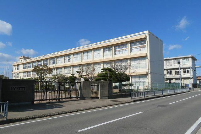 姫路市立大津小学校 (700m)
