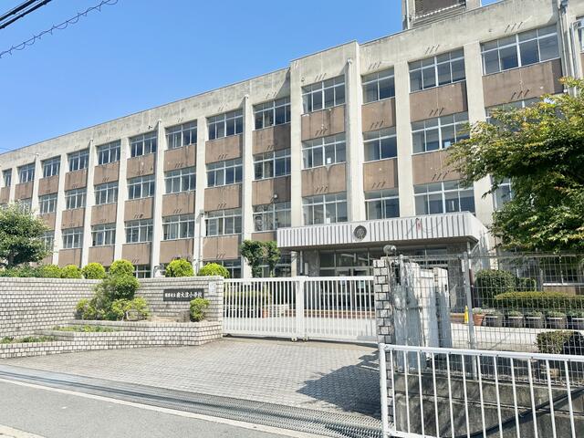 南大津小学校まで約１３３０ｍ・徒歩１７分です。 (1,330m)