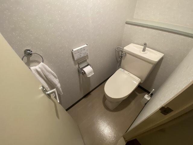 トイレ／洗浄便座付きのトイレ。